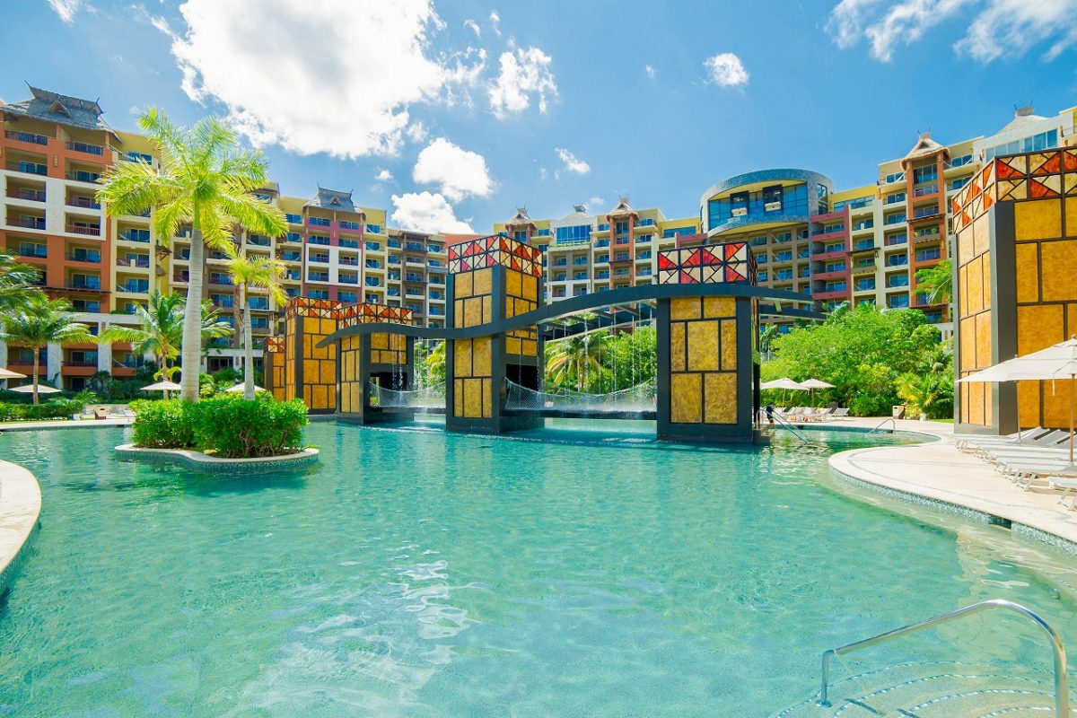 alberca en villa del palmar Cancún resort con cuatro diamantes