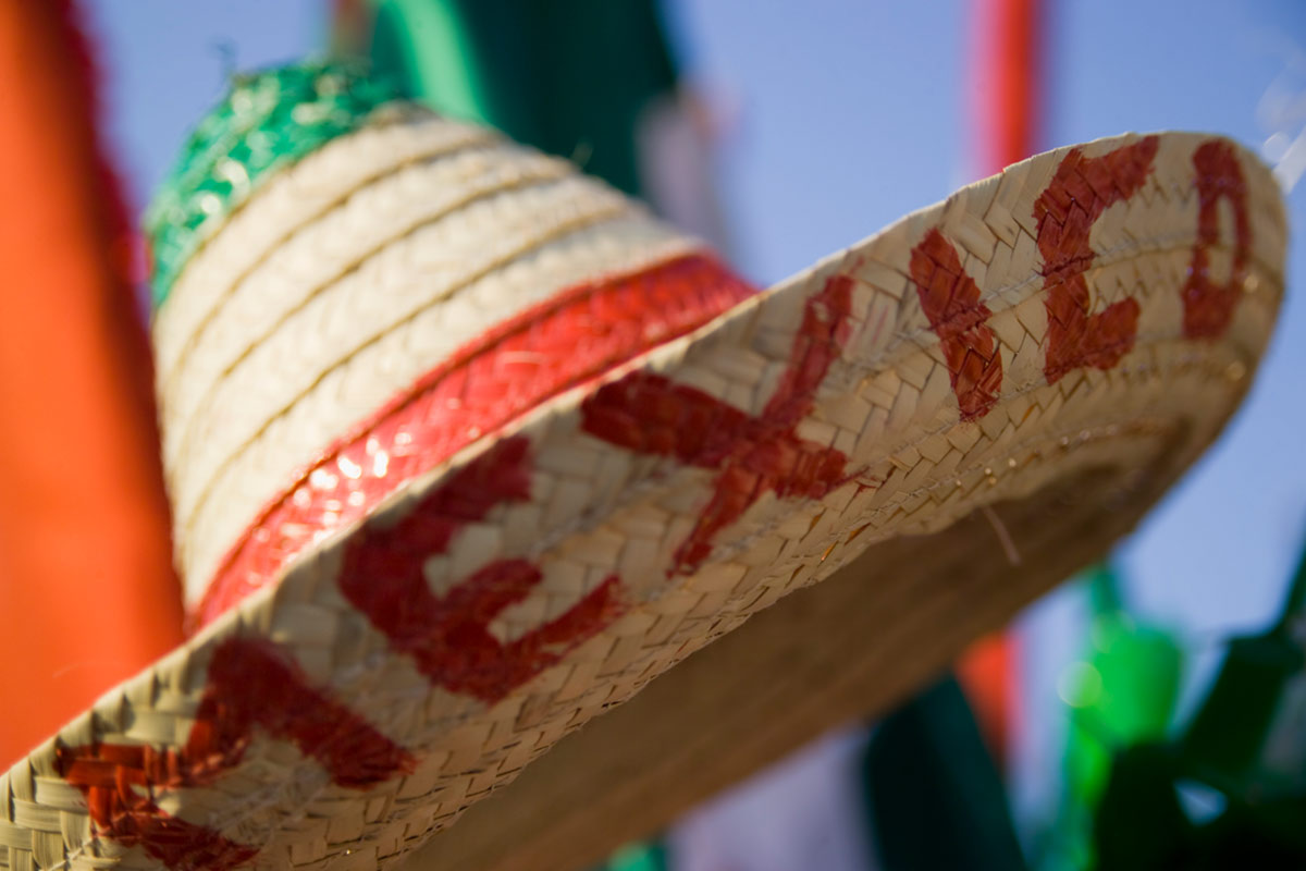 Celebra el día de la Independencia de México.