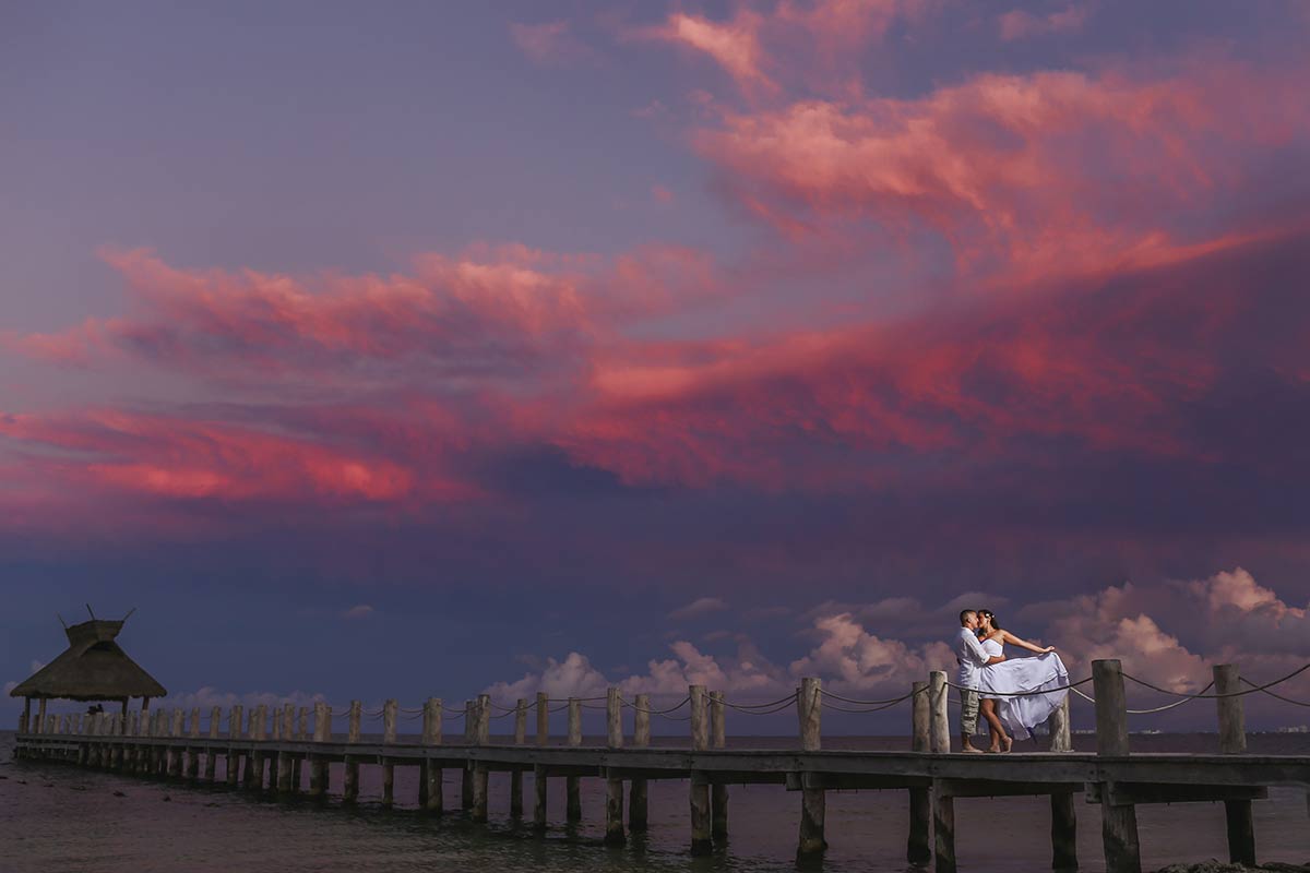 Foto de bodas en México con el cielo de fondo