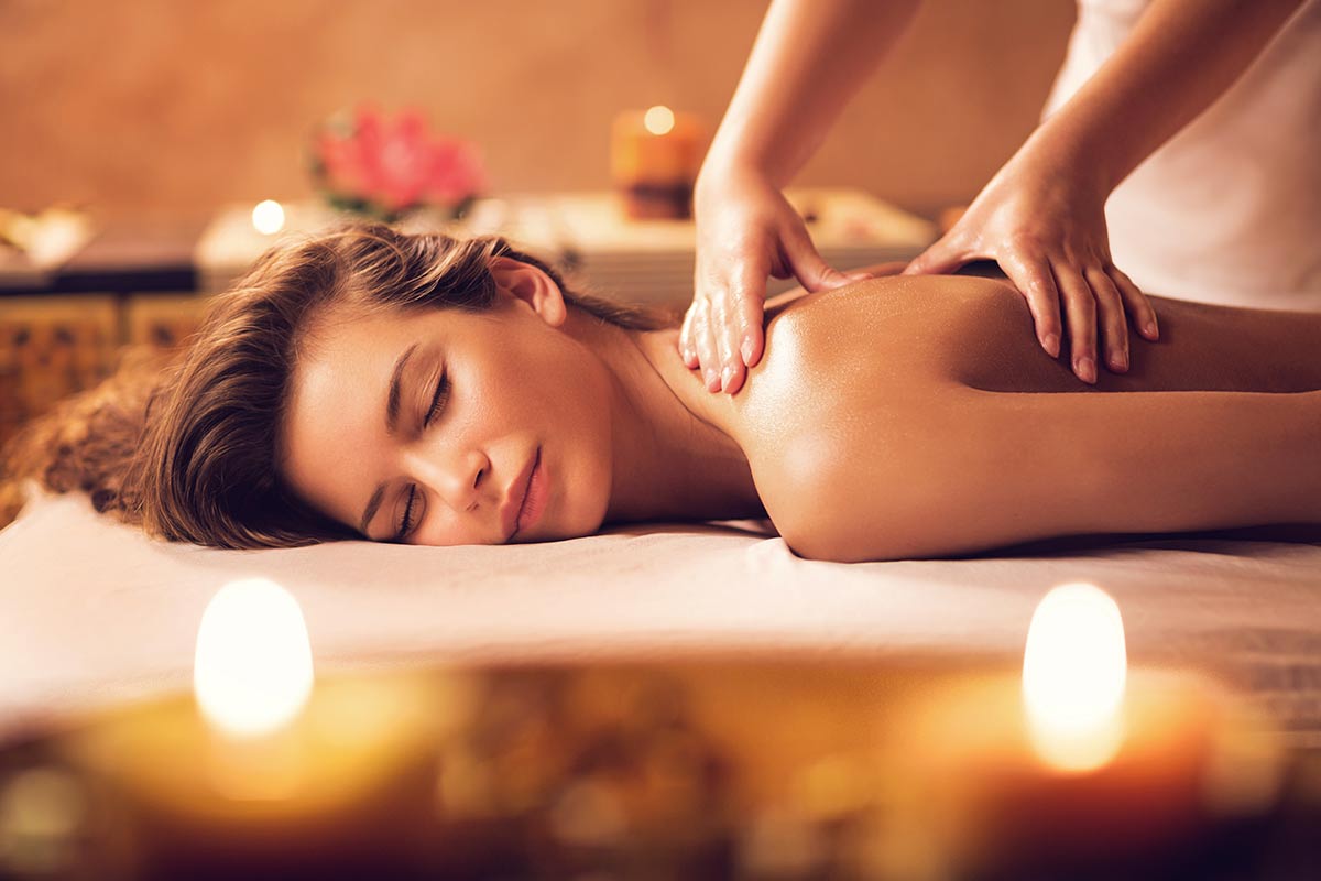 Mujer recibiendo un masaje en un spa