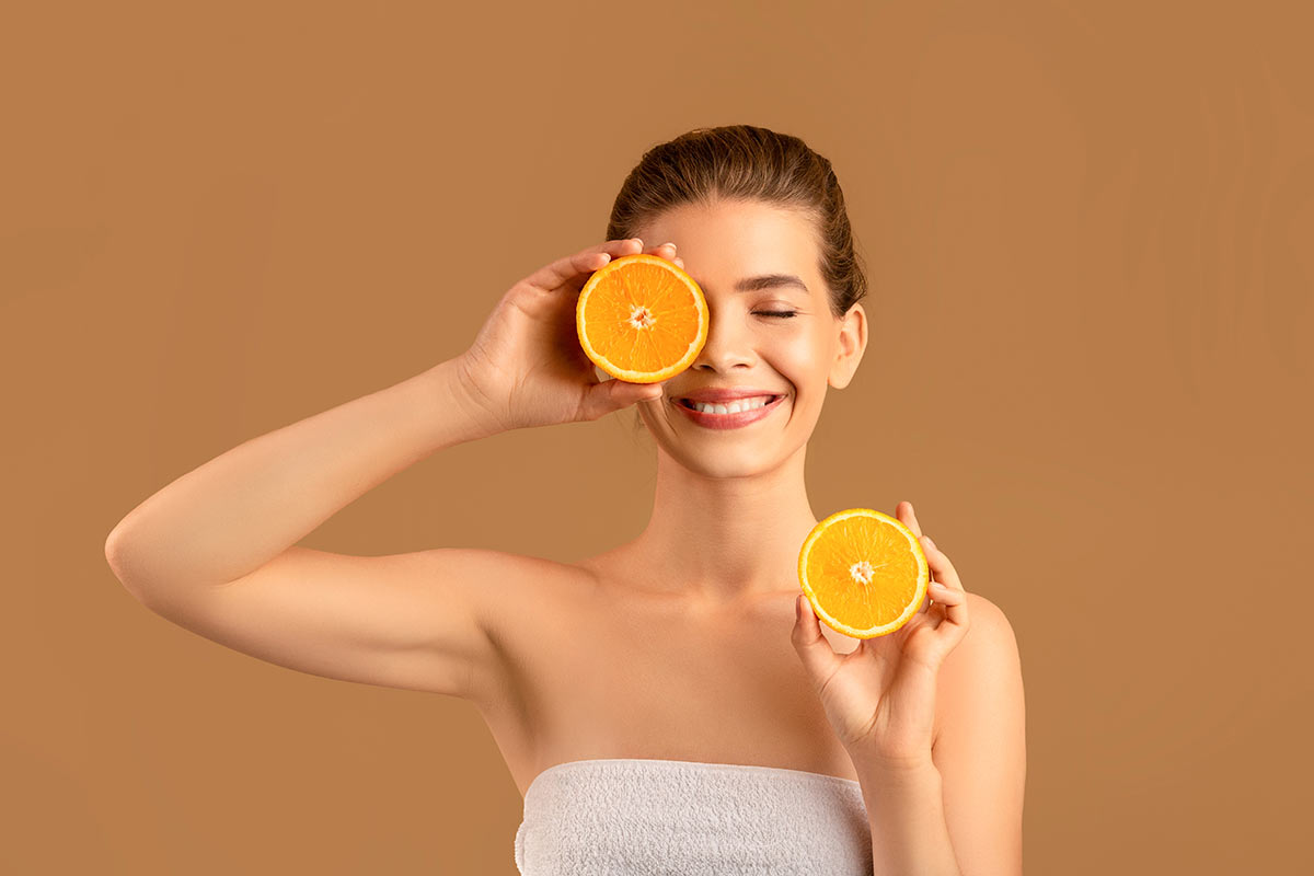 Mujer sosteniendo naranjas 