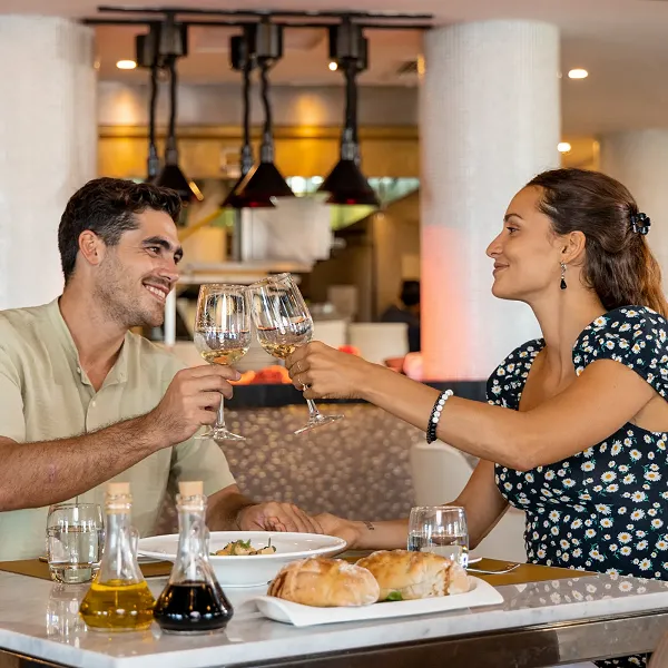 Pareja cenando en el restaurante Gourmet Culinary en Villa del Palmar.