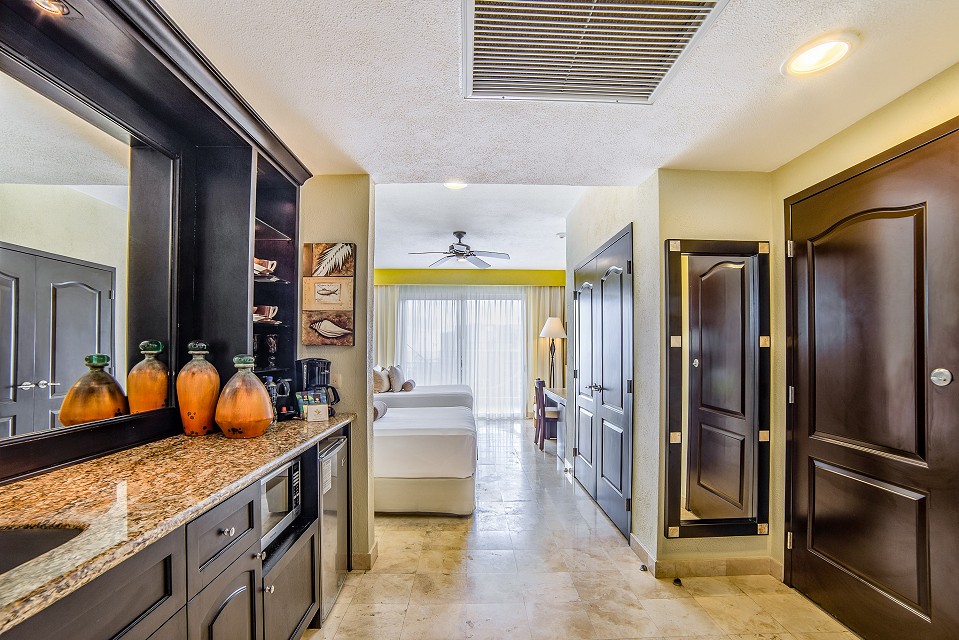 bedroom with fully kitchen