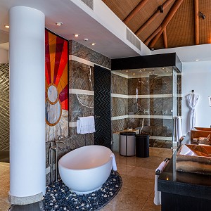 grand penthouse en suite bathroom with bathtub
