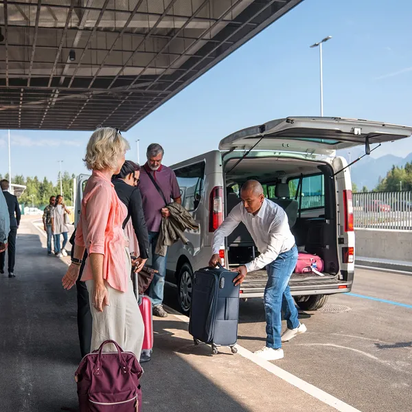 
                                    Transportación redonda al aeropuerto incluida*