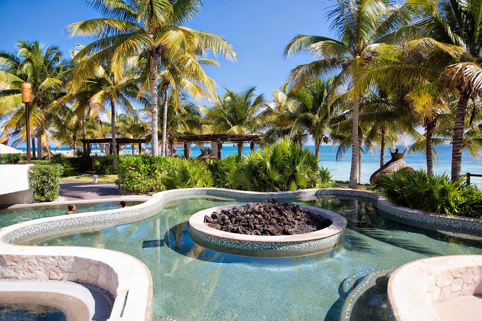 outdoor-jacuzzi-villa-del-palmar_01