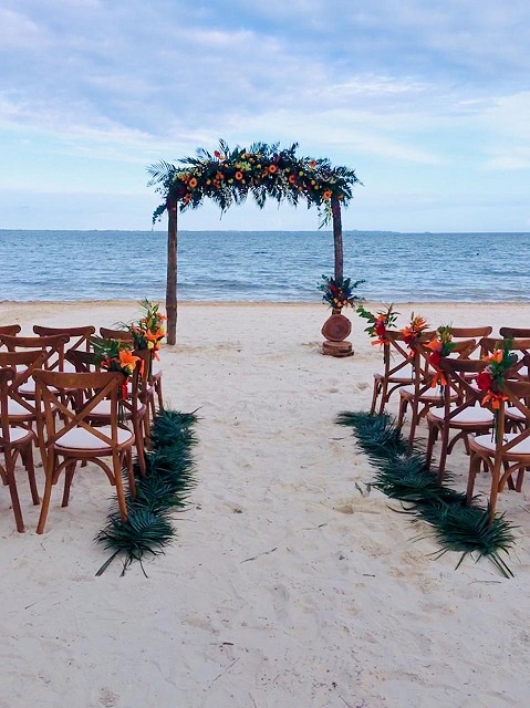 playa-vendor-in-house-with-extra-flowers-and-set-up