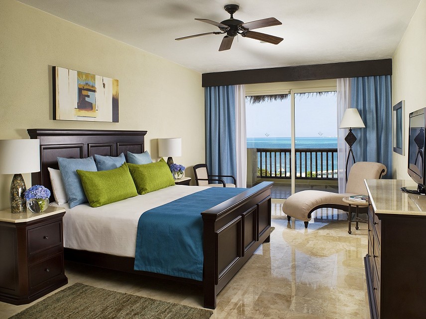 king size bedroom ocean view