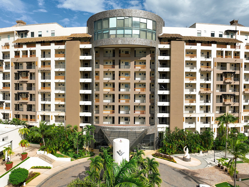 Front view of the main building entrance at Villa del Palmar Cancun Resort