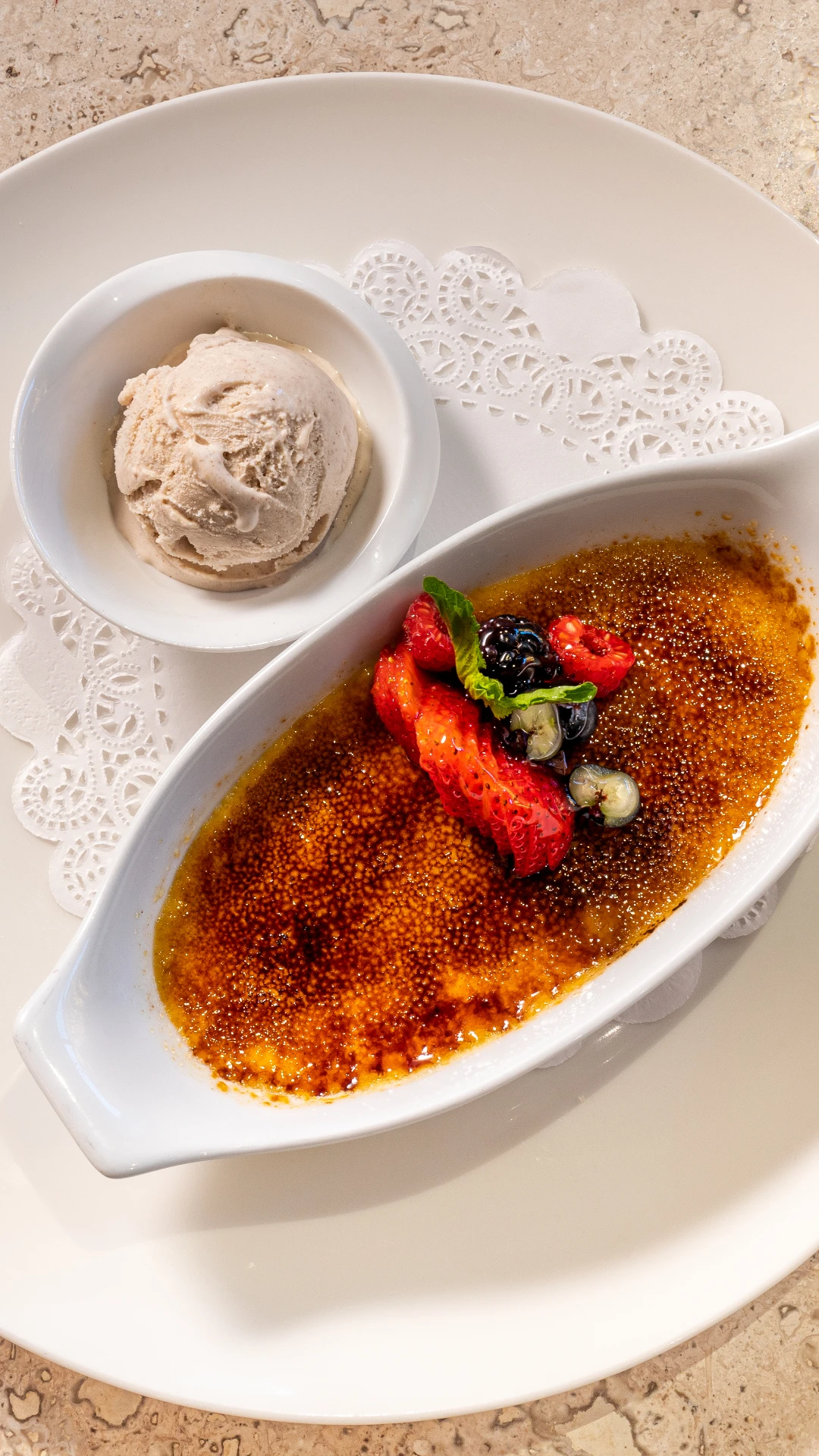 Platillo gourmet servido en restaurante